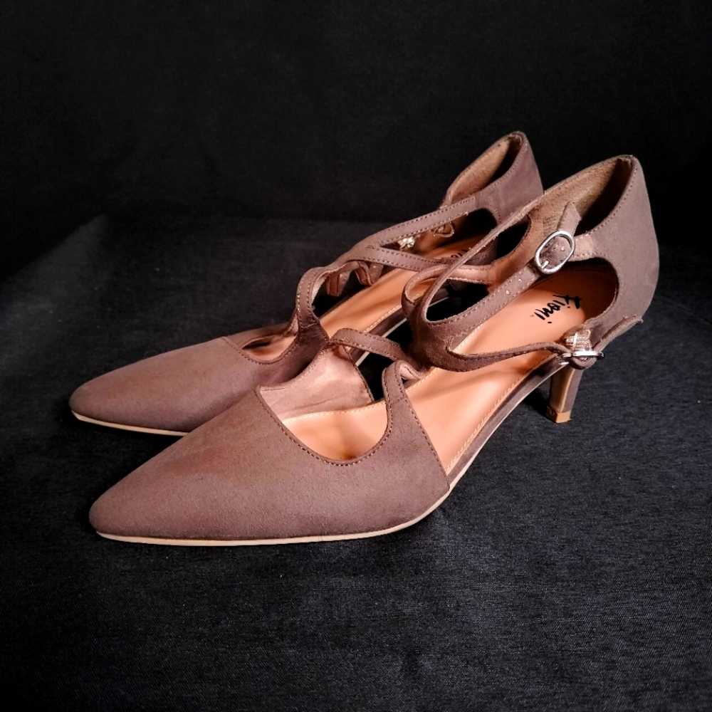 Fioni Close Toed Slingback Low Heels (Size 7.5)